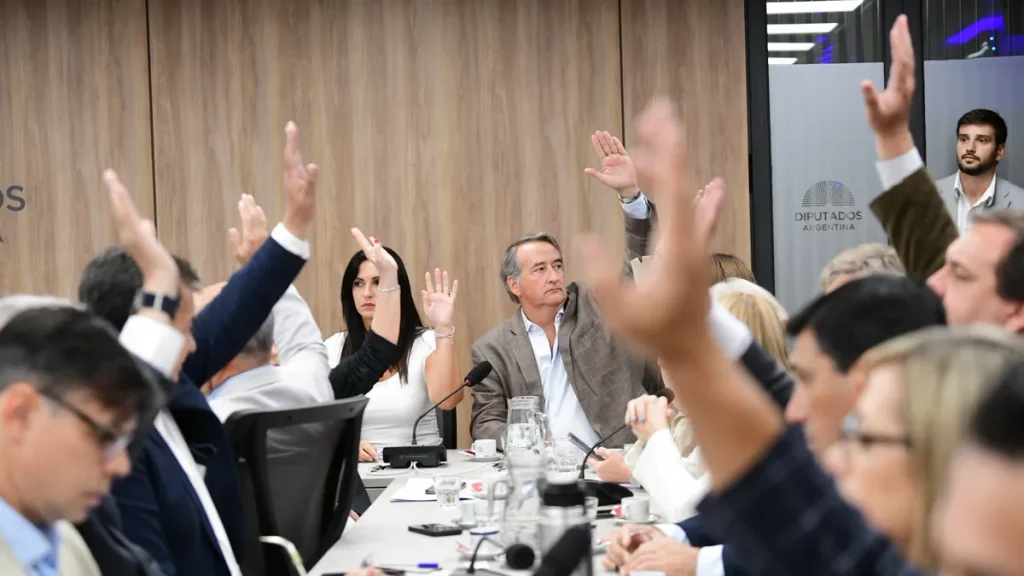 La oposición llegará al recinto de Diputados con los números ajustados y una negociación abierta para consolidar los 129 votos necesarios.
