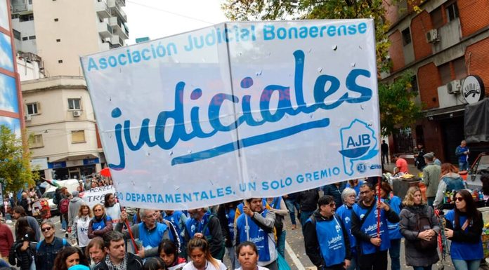 Judiciales bonaerenses también le pidieron a Kicillof la reapertura de paritarias La AJB pidió al gobierno de Axel Kicillof reabrir las paritarias y avanzar con una nueva recomposición salarial para los judiciales bonaerenses.