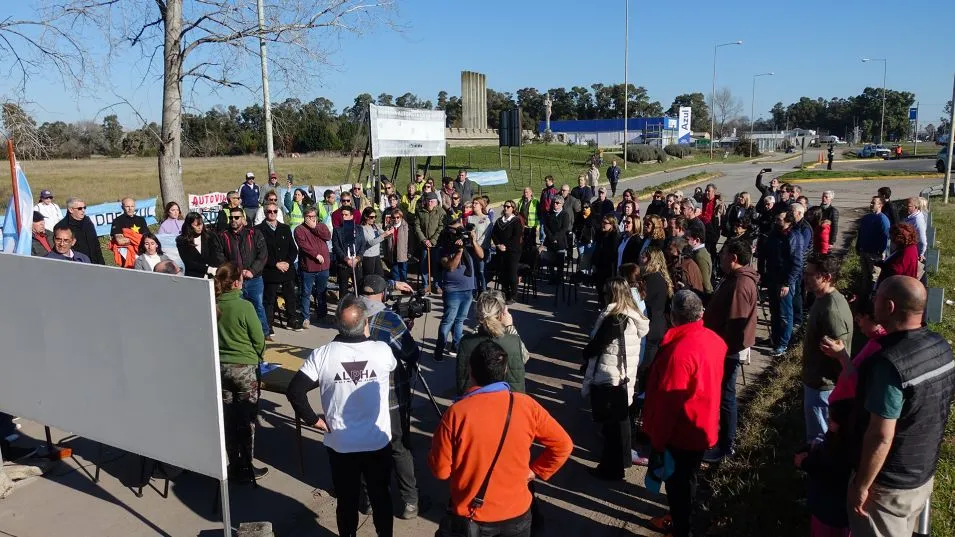 Concejales de Azul encabezaron una sesión especial a la vera de la Ruta Nacional n°3 para apoyar el reclamo de los vecinos autoconvocados. Los detalles.