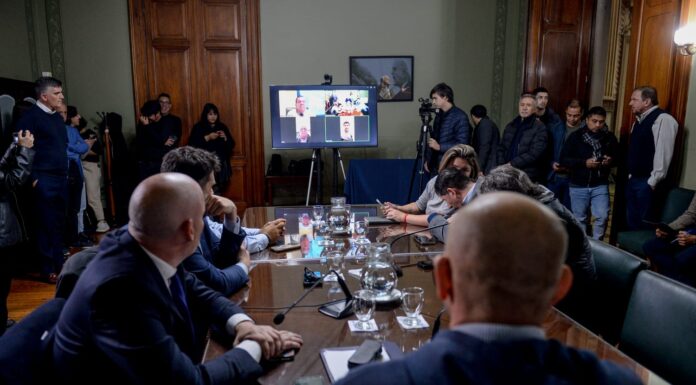Senadores activa una comisión clave para atender a las familias sobreendeudadas El Senado bonaerense activará este martes la comisión de Defensa de las Personas Usuarias y Consumidores, por la que deberán pasar los proyectos de sobreendeudamiento.