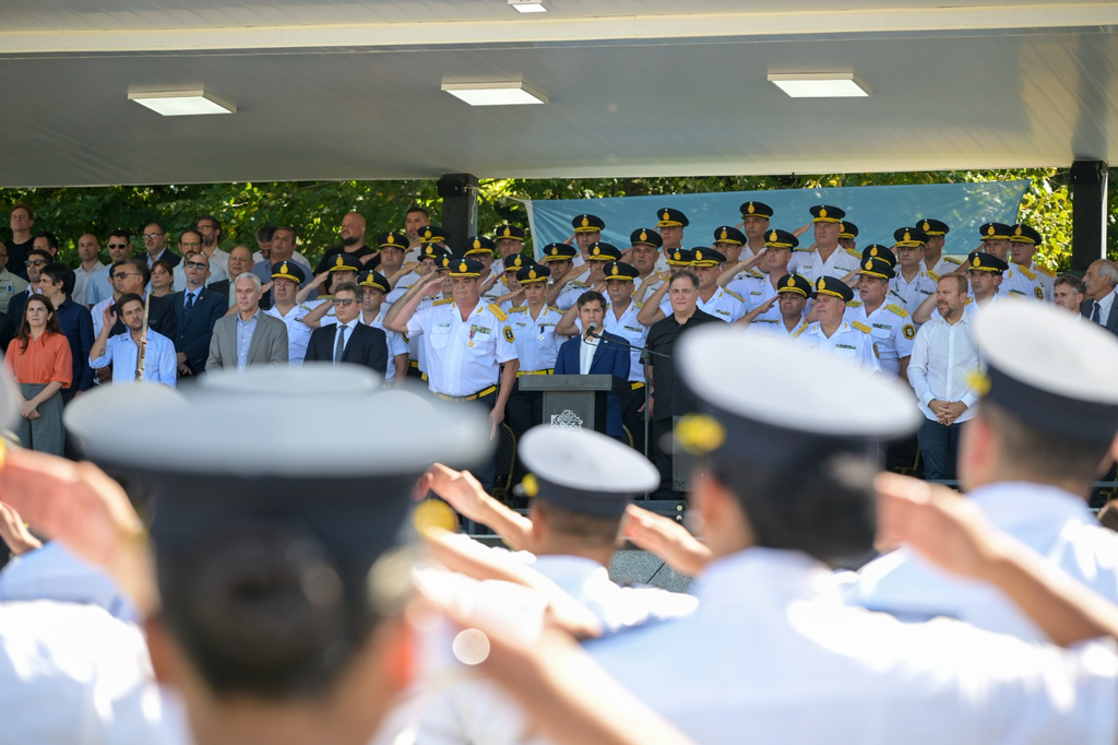 La primera actividad de Kicillof este martes será el acto de jura a la bandera de más de 2.600 cadetes en la Escuela Juan Vucetich.
