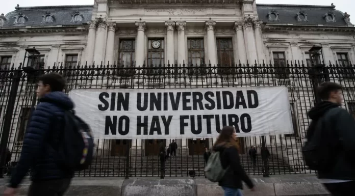 Docentes universitarios encabezan un nuevo paro contra Milei por salarios Sin acuerdo por paritarias, docentes universitarios y gremios no docentes encabezan este martes un nuevo paro nacional de 24 horas contra el Ejecutivo nacional de Javier Milei.