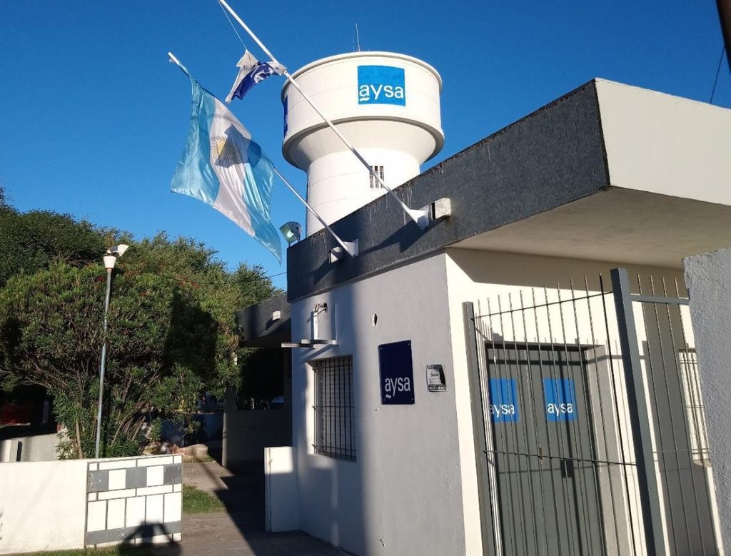 El Gobierno nacional oficializó la licitación para vender el 90% de AySA y avanzar con la privatización del servicio en el AMBA.