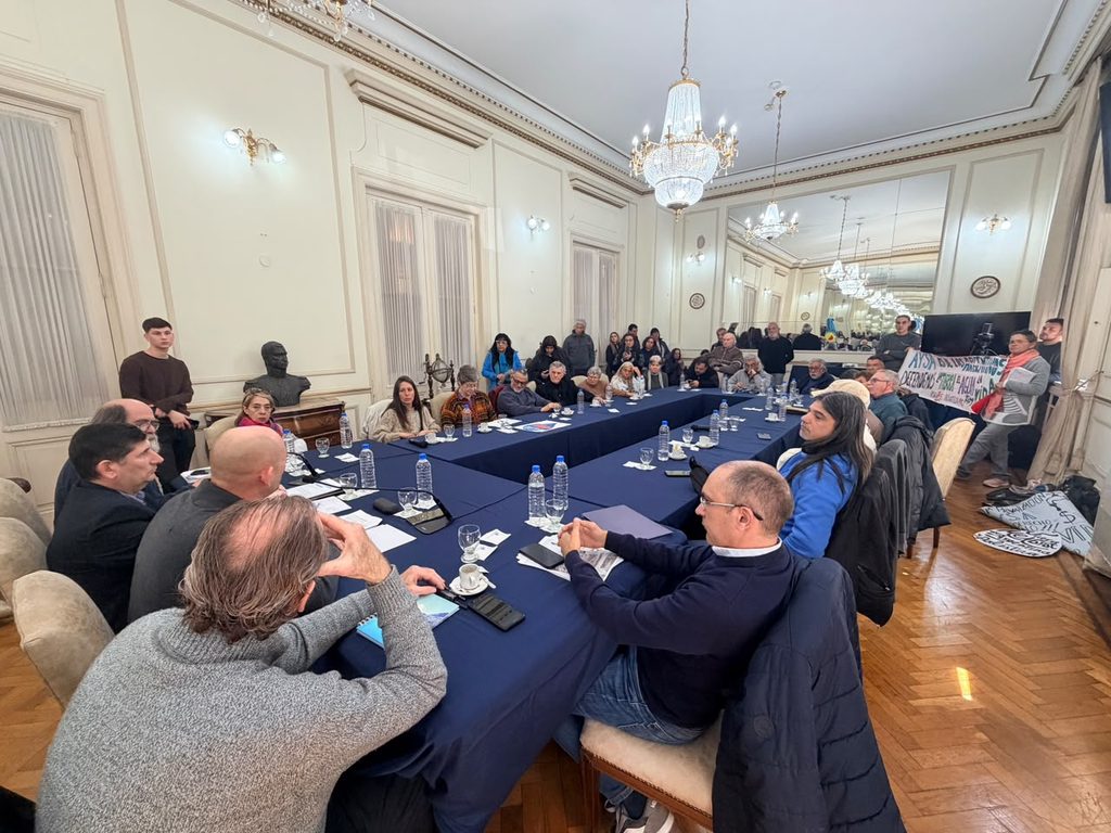 Pisano participó de un encuentro con organizaciones sociales, gremiales y vecinales que rechazan la privatización de AySA.