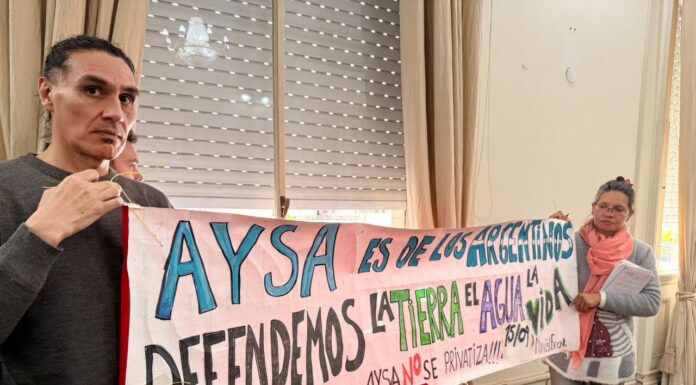 Organizaciones vecinales coparon el Senado para protestar por la privatización de Aysa Entidades vecinales de 26 municipios llevaron al Senado bonaerense su preocupación por las consecuencias que tendrá la privatización de Aysa en la provincia.