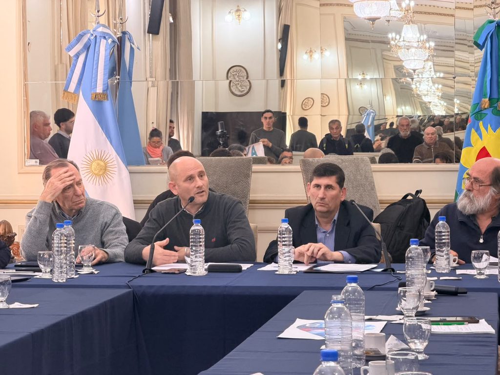 Los senadores kicillofistas, Fernando Coronel y Germán Lago, fueron los anfitriones del encuentro por la privatización de Aysa.
