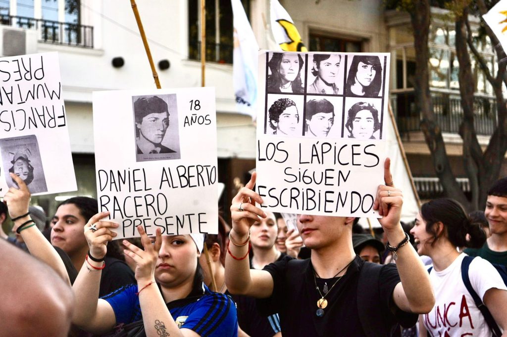Estudiantes secundarios se vuelven a encontrar en La Plata para marchar por la Noche de los Lápices. 