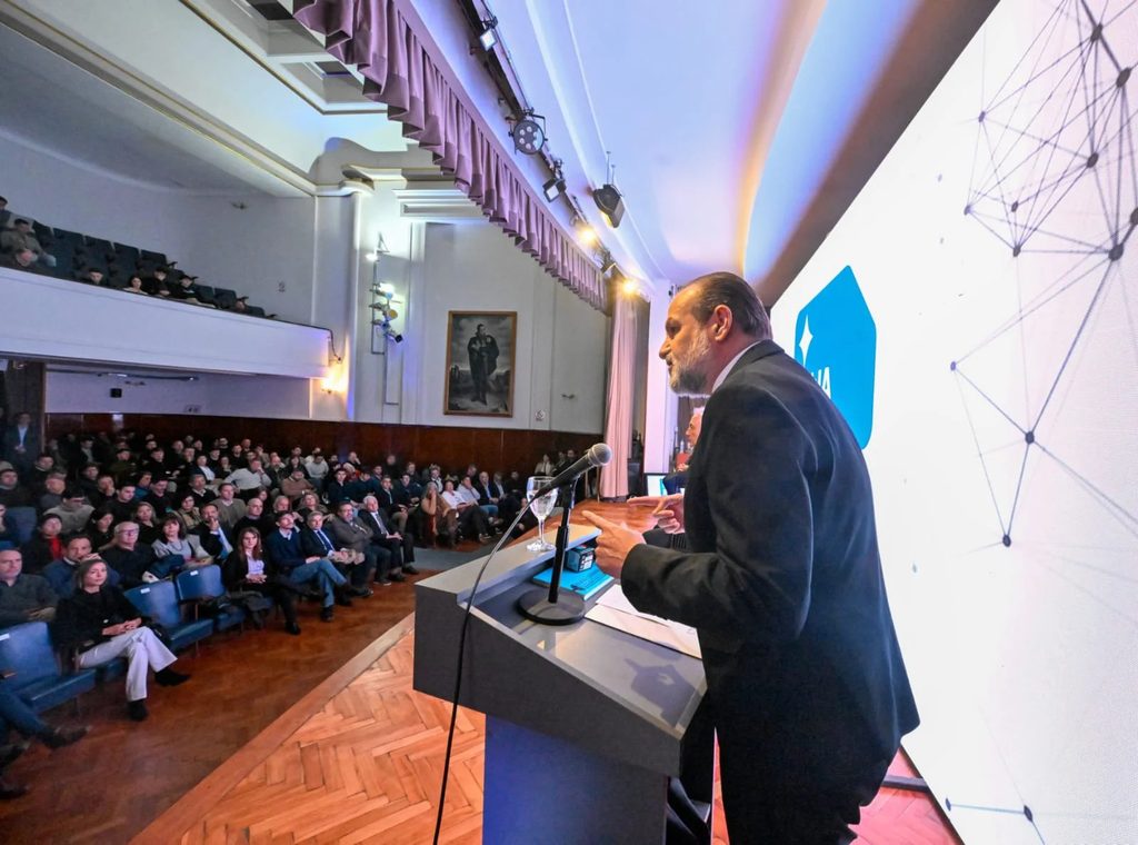El intendente de Bahía Blanca, Federico Susbielles, participó de la apertura del BahIA Summit 2026.