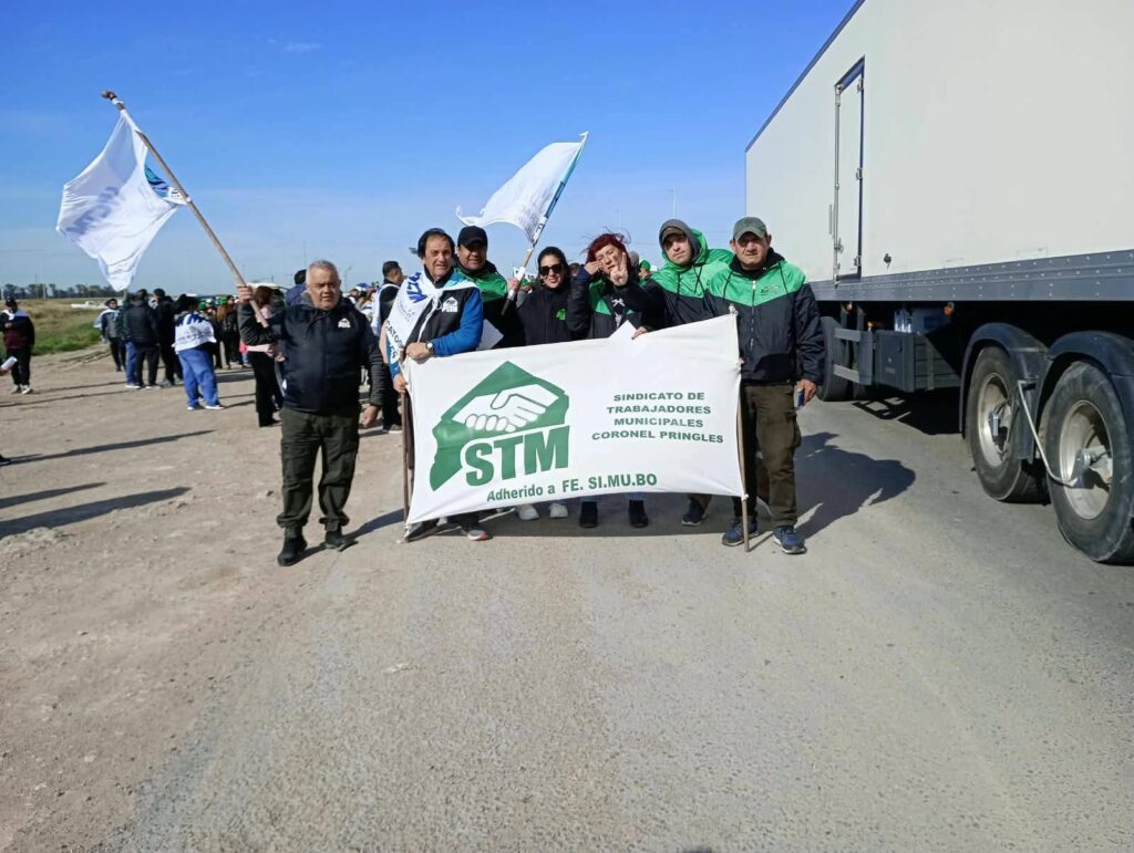 Municipales bonaerenses encabezaron nuevas medidas de fuerza al bloquear el acceso del Puerto de Bahía Blanca por reclamos salariales. 