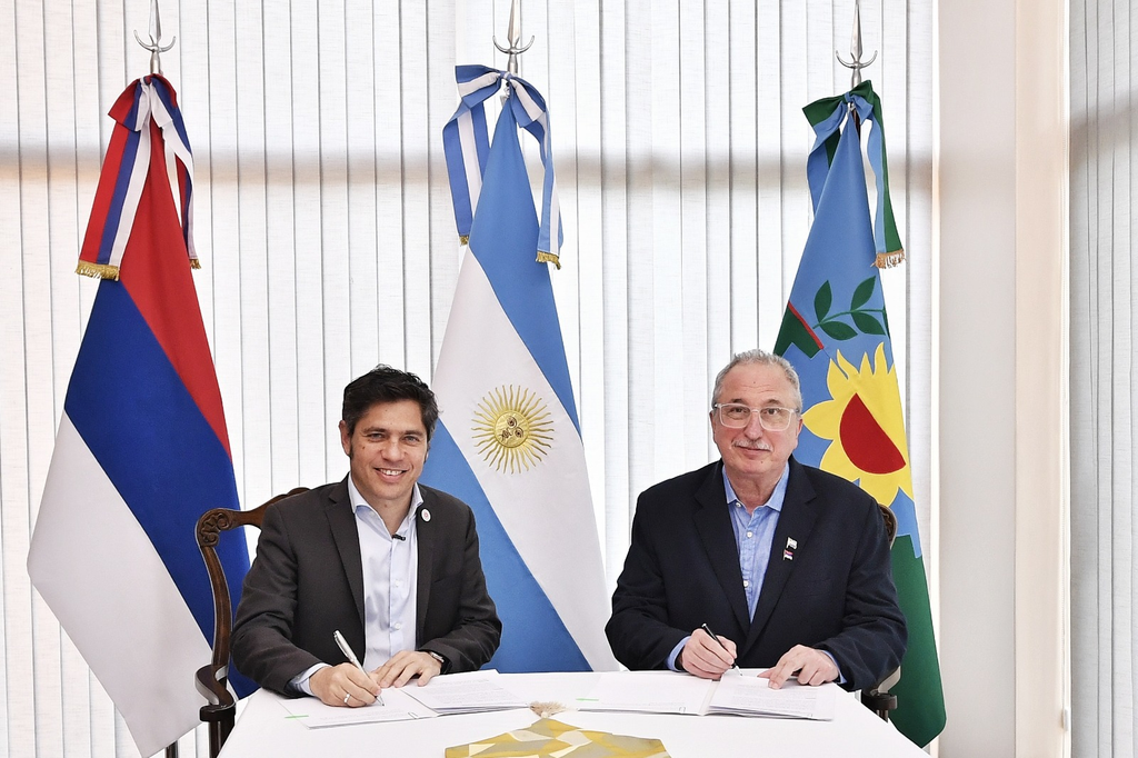 Los gobernadores Axel Kicillof y Hugo Passalacqua firmaron un convenio para potenciar la producción, comercialización y el abastecimiento local de alimentos.