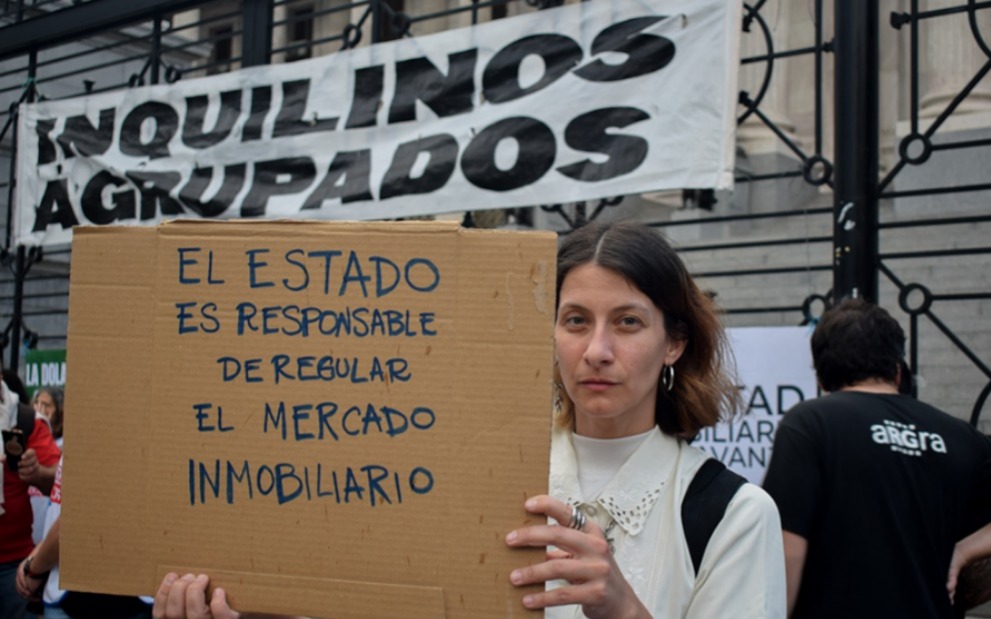 Tras la presentación de la ley que los exime del pago de comisiones inmobiliarias, inquilinos pidieron más reformas para resolver los problemas habitacionales.