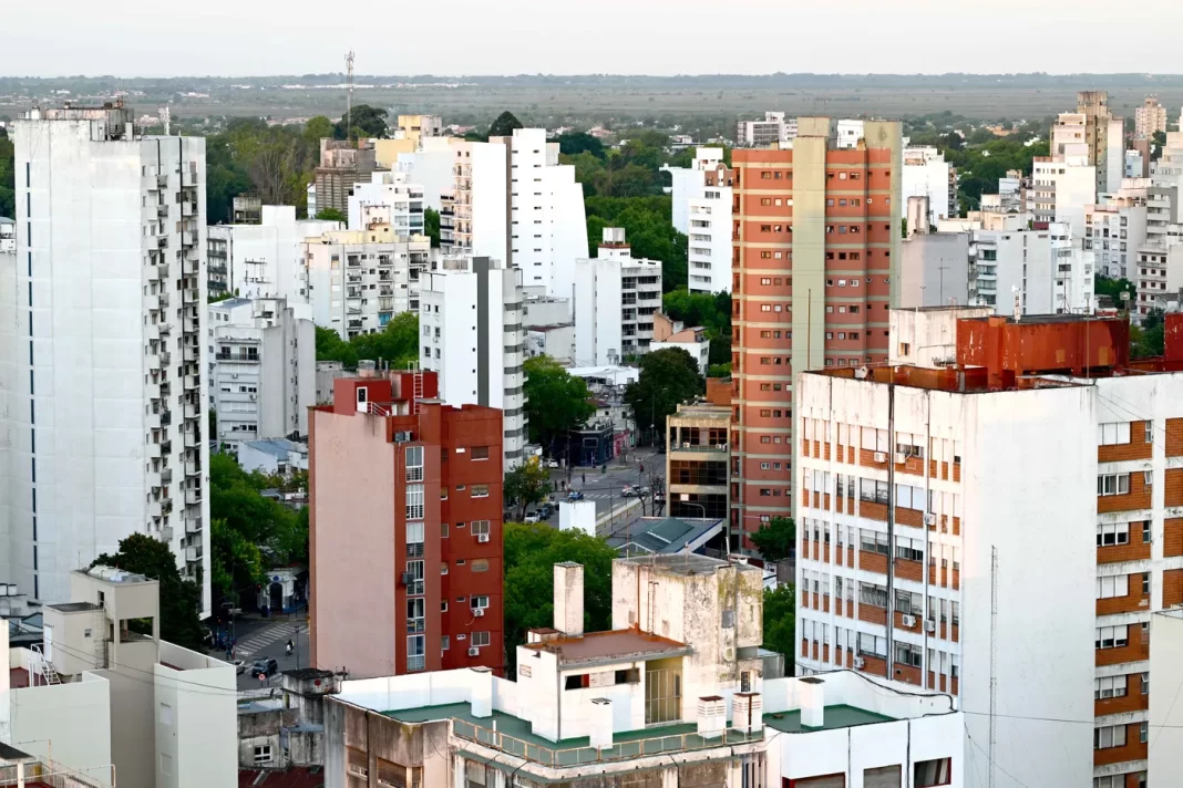 Tras la presentación de la ley que los exime del pago de comisiones inmobiliarias, inquilinos pidieron más reformas para resolver los problemas habitacionales.
