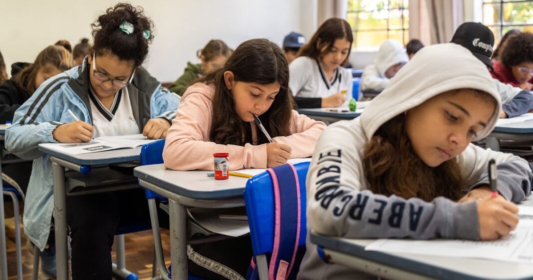 El diputado de Unión y Libertad, Martín Rozas, presentó un proyecto para implementar la educación financiera en las escuelas bonaerenses.
