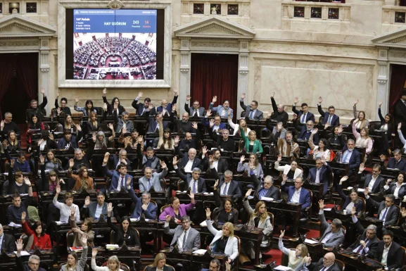 El Gobierno busca contener a sus aliados y evitar una nueva derrota en el Congreso El Gobierno busca evitar otra derrota en Diputados, mientras sus aliados ponen en duda el respaldo a los proyectos de discapacidad y morosidad.