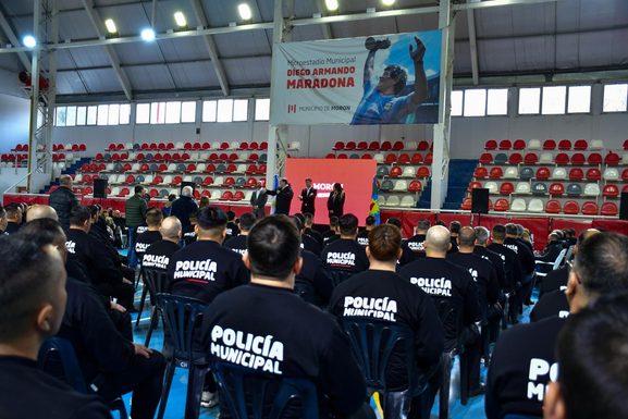 Piden una ley para que los municipios puedan dotar de armas de fuego a los policías Tras el tiroteo en las cercanías de una escuela, el intendente de Morón, Lucas Ghi, manifestó la necesidad de contar con una ley provincial que habilite el uso de armas en la Policía Comunal.