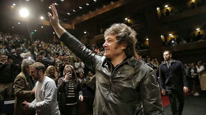El presidente Javier Milei desembarca en la provincia de Buenos Aires junto a quien se prevé que sea el futuro candidato a gobernador libertario, el jefe de Gabinete, Diego Santilli.