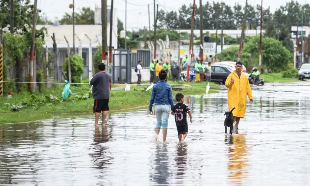 El Niño podría provocar en La Plata lluvias por encima de lo normal, tormentas intensas y un mayor riesgo de anegamientos e inundaciones, un escenario que vuelve a poner la prevención en el centro de la agenda local.