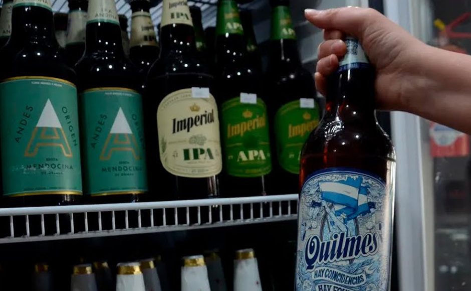 En la actualidad, los kioscos, polirubros y estaciones de servicio tienen prohibida la venta y exhibición de bebidas con alcohol.
