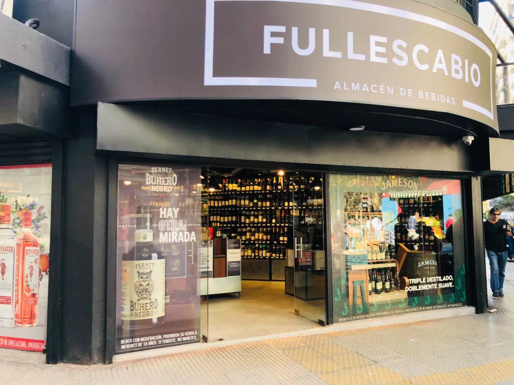 Luayza propone que la venta de bebidas alcohólicas deje de estar restringida por horarios y se habilite durante el horario de apertura de cada comercio en particular. 