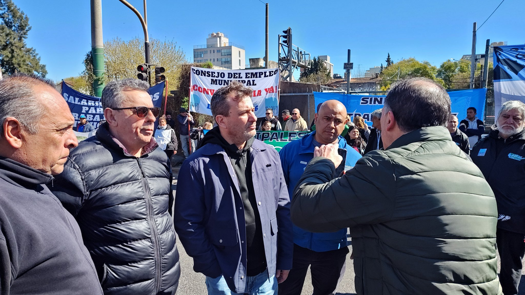 Municipales bonaerenses encabezaron una nueva movilización en el distrito de Ituzaingó y profundizan su reclamó contra “los salarios de miseria”.