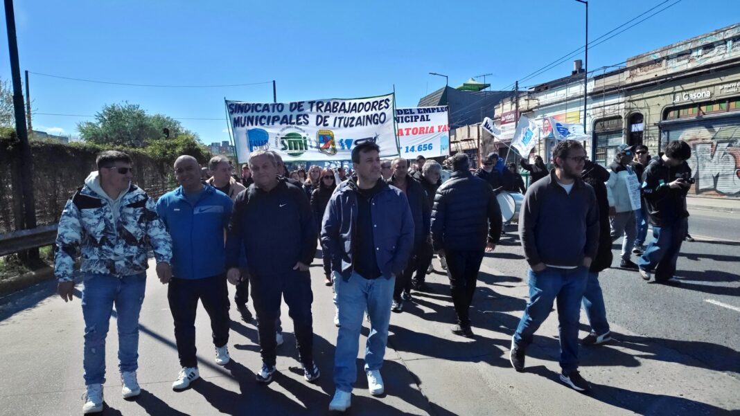 Municipales bonaerenses encabezaron este lunes una nueva movilización en el distrito de Ituzaingó y profundizan su reclamó contra “los salarios de miseria”.