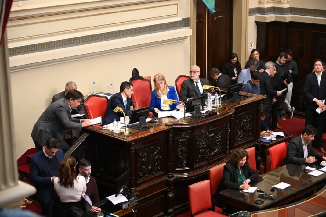 El Senado bonaerense tendrá este martes su tercera sesión del año. La falta de agenda política y la comparación con Diputados, los ejes claves de la audiencia.