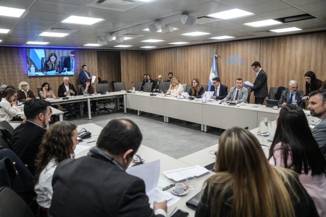 Diputados de la oposición avanzarán este martes y miércoles en comisiones con proyectos sobre endeudamiento familiar y discapacidad. La agenda completa.