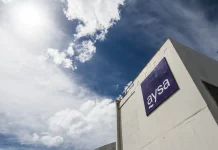 La privatización de AySA entra en una etapa clave con dos grupos en carrera