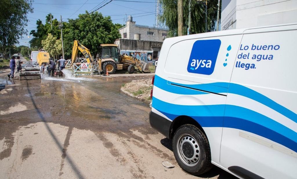 La venta de AySA sumó una nueva etapa y profundizó las críticas de sectores bonaerenses por el impacto en tarifas, obras y acceso al agua.
