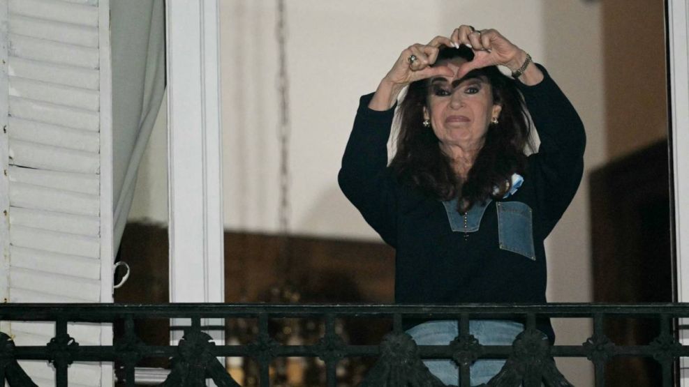 Los abogados de Cristina Kirchner afirmaron que los argumentos de su imputación fue "absolutamente falsa".