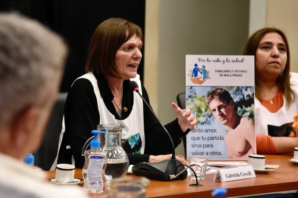 La senadora Mónica Macha destacó la lucha de Gabriela Covelli como principal impulsora de la Ley Nicolás tras la muerte de su hijo.