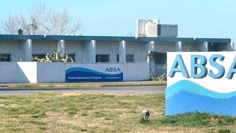 De Leo sostuvo que las deficiencias de ABSA se manifestaron en las interrupciones en el suministro de agua potable, problemas de presión y desbordes cloacales.