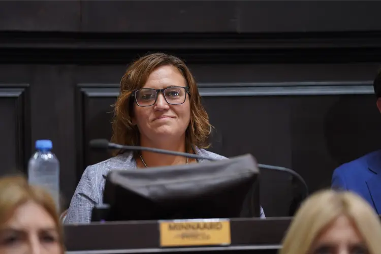 La diputada del bloque UCR – Unión Cívica Radical, Priscila Minnaard, cargó contra el gobernador Axel Kicillof por gastar más de USD 3 millones en modernizar un avión oficial. 