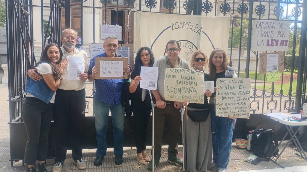 La Asamblea de Acompañantes Terapéuticos en Lucha se plegó a las denuncias de los afiliados por las bajas prestaciones y reclamó que la Legislatura avance con la Ley de AT. 