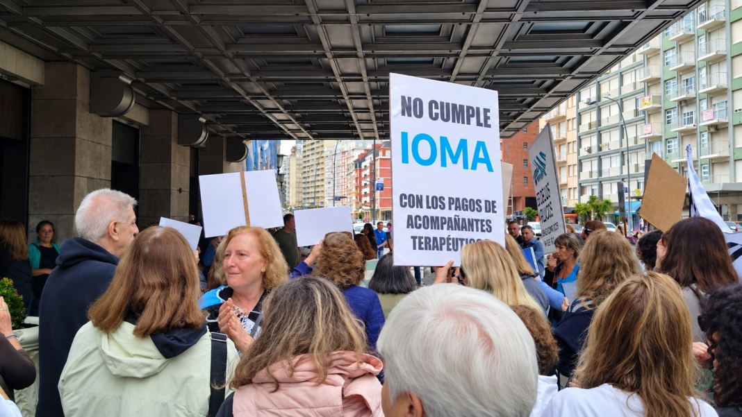 Afiliados del IOMA juntan firmas para solicitar la intervención de la obra social frente a las dificultades que atraviesan para acceder a tratamientos y prestaciones básicas.