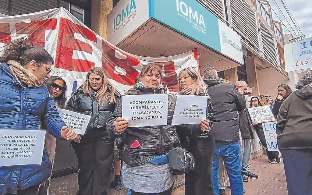 Familiares de personas con discapacidad denuncian que IOMA no les paga las prestaciones a los acompañantes terapéuticos. 