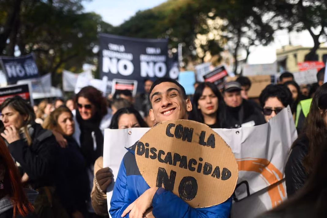 El gobierno de Kicillof oficializó la adhesión a los regímenes nacionales de empleo protegido y atención integral para personas con discapacidad.
