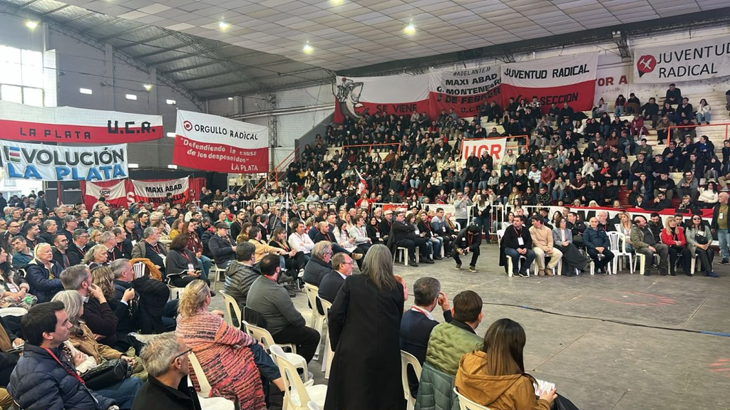 Tras un encuentro en el club Atenas de La Plata, el radicalismo liderado por Miguel Fernández dio el portazo de la UCR. 
