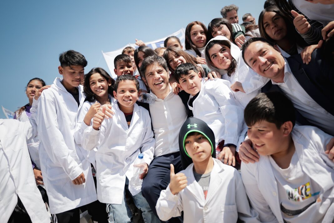 En el marco de la inauguración de un Polo Educativo, el gobernador Axel Kicillof volvió este jueves a proyectar su gestión bonaerense hacia el plano nacional.