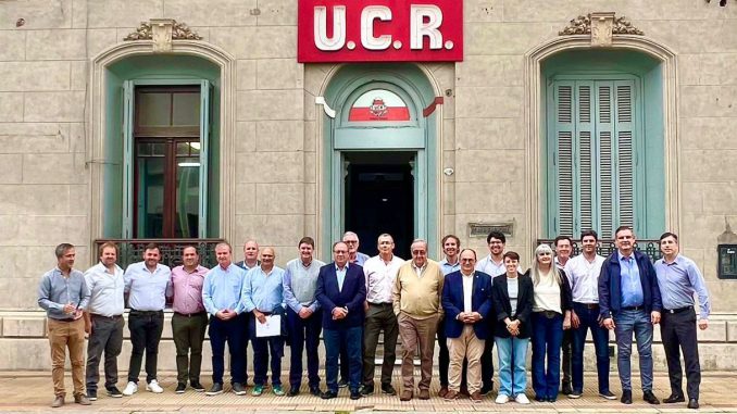 Kicillof recibe a intendentes radicales para analizar el impacto de la crisis en los distritos El gobernador Axel Kicillof recibe este viernes a una delegación de intendentes radicales a fin de analizar el impacto de la crisis en el interior bonaerense.