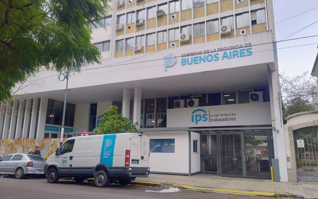 El senador de LLA, Carlos Curestis, presentó un pedido de informes por la incorporación de no docentes privados al régimen del IPS. Alertó por conflictos con la ANSES.