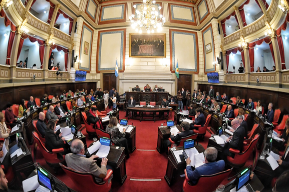 Legislatura bonaerense: buscan garantizar la paridad de género en los reemplazos La senadora Natalia Quintana presentó un proyecto para que el reemplazo de un legislador se efectúe "por otra persona del género que se encuentre en desventaja".