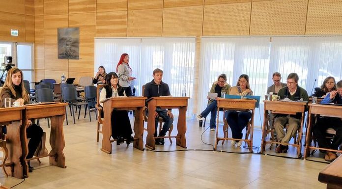 Un municipio reclamó a la Legislatura bonaerense acelerar el debate de las leyes de endeudamiento familiar El Concejo Deliberante de Lincoln aprobó una comunicación para instar a la Legislatura a tratar leyes destinadas a la protección de usuarios sobreendeudados.