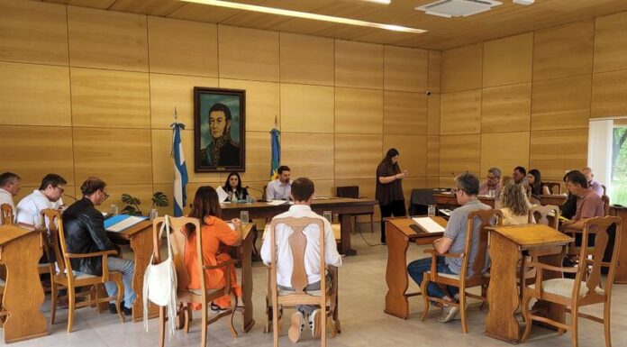 Un municipio le reclamó a la Legislatura que acelere el debate de las leyes de endeudamiento familiar El Concejo Deliberante de Lincoln aprobó una comunicación para instar a la Legislatura a tratar leyes destinadas a la protección de usuarios sobreendeudados.
