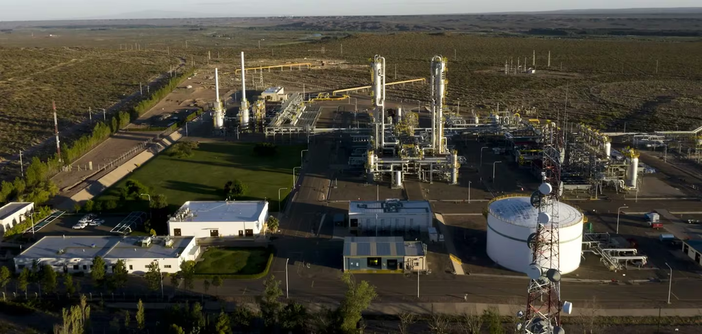 Javier Milei visito la planta de Mega en Bahía Blanca, que anunció inversiones por más de USD 300 millones para ampliar su capacidad.