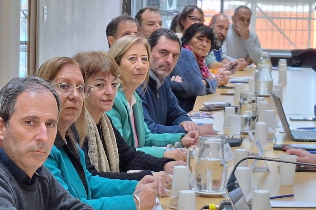 Docentes bonaerenses le exigen al Gobierno de Kicillof que convoque a una reuni&oacute;n paritaria y ofrezca una recomposici&oacute;n salarial acorde al costo de vida. 