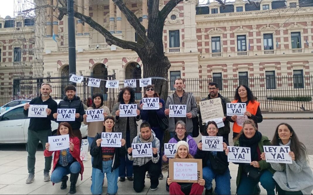 Acompañantes terapéuticos presionan al Senado para que trate la ley que los reconoce