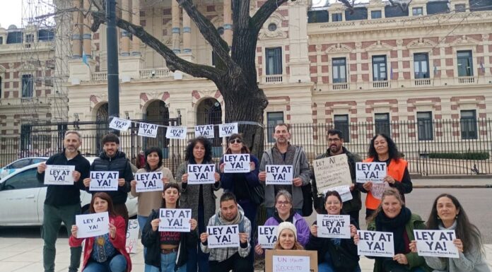 Acompañantes terapéuticos presionan al Senado para que trate la ley que los reconoce Acompañantes terapéuticos presionan al Senado para que trate la ley que los reconoce