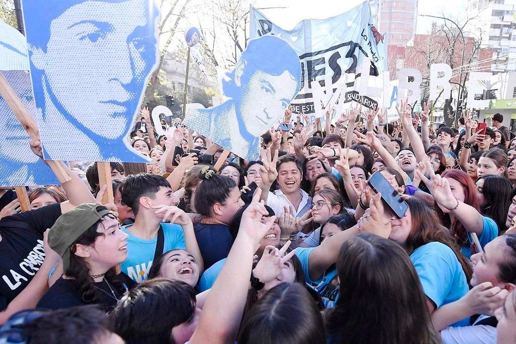 A pesar del conflicto por el traslado de los estudiantes secundarios a La Plata, Kicillof participó de la marcha por el 50° aniversario de la Noche de los Lápices. 