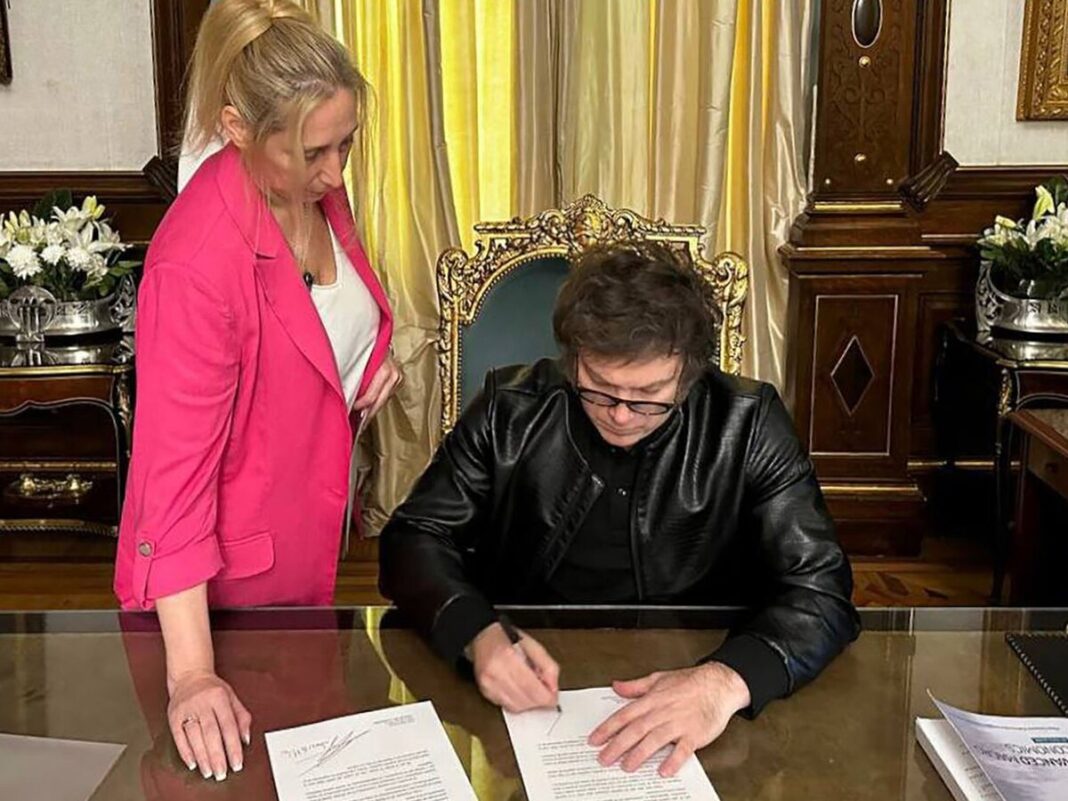 El diputado bonaerense, Martín Rozas, presentó un proyecto para que el Ejecutivo nacional restablezca los topes a las comisiones de las tarjetas de crédito y débito.